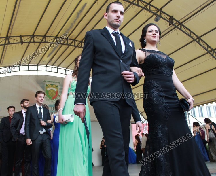 52 -ма зрелостници от СУ "Любен Каравелов" преминаха по червения килим