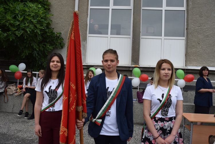 Цял клас   от „Отец Паисий”дари парите за абитуриентски тоалети за благотворителност