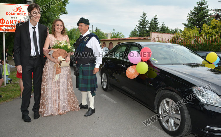 Класика в кралско синьо демонстрираха абитуриентите на Езиковата