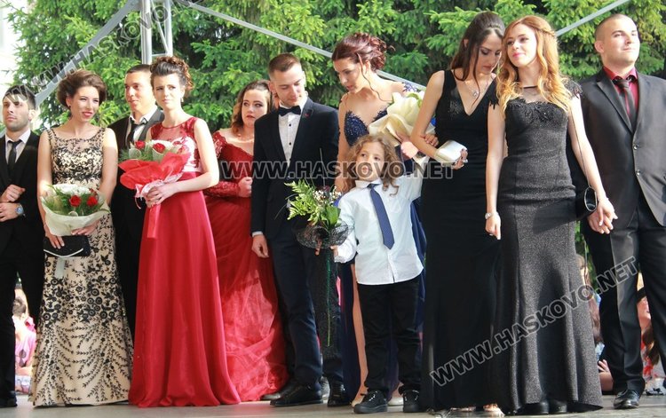 52 -ма зрелостници от СУ "Любен Каравелов" преминаха по червения килим