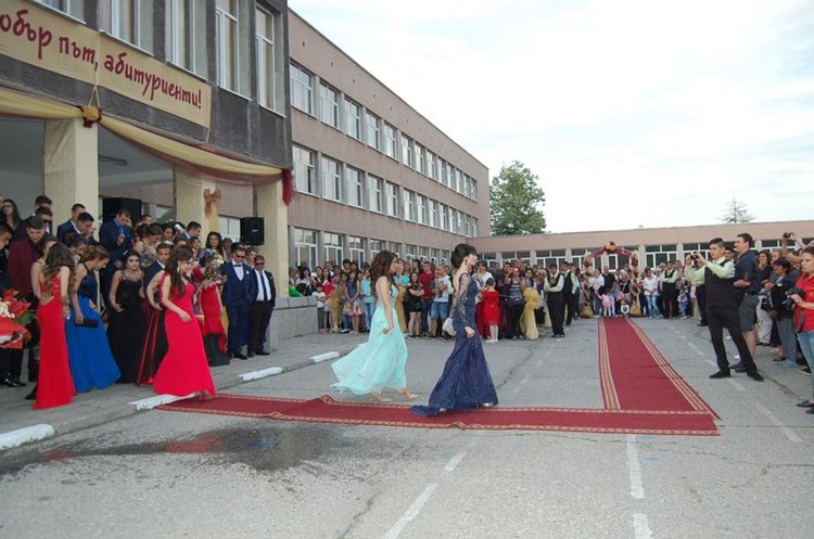 Абитуриентите от ПГСС откриха баловете