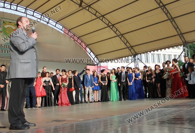 52 -ма зрелостници от СУ "Любен Каравелов" преминаха по червения килим