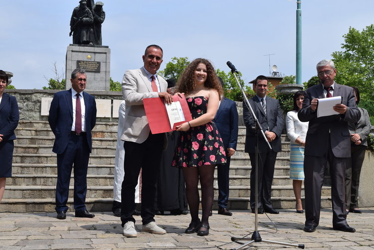    Президентът на Ротари клуб Себахатин Гьокче награди изявени кърджалийчета