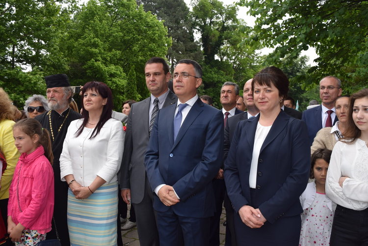  Трима отлични ученици получиха голямата награда на кмета на Кърджали,стотици ги аплодираха