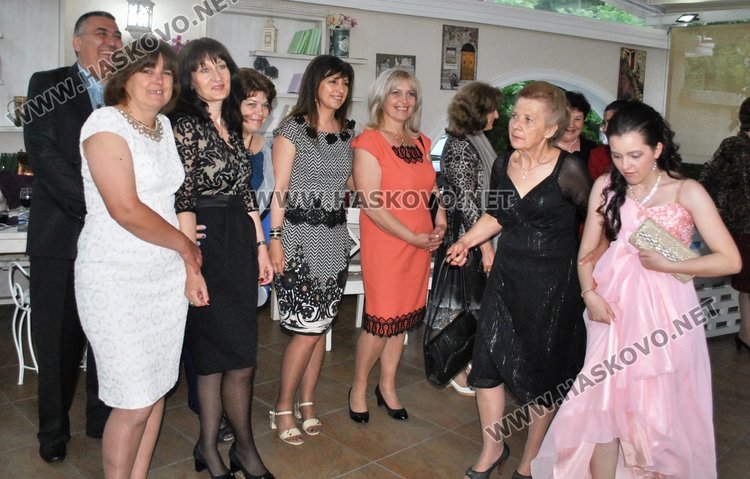 Абитуриенти от „Райна Княгиня” показаха красота и блясък на бала