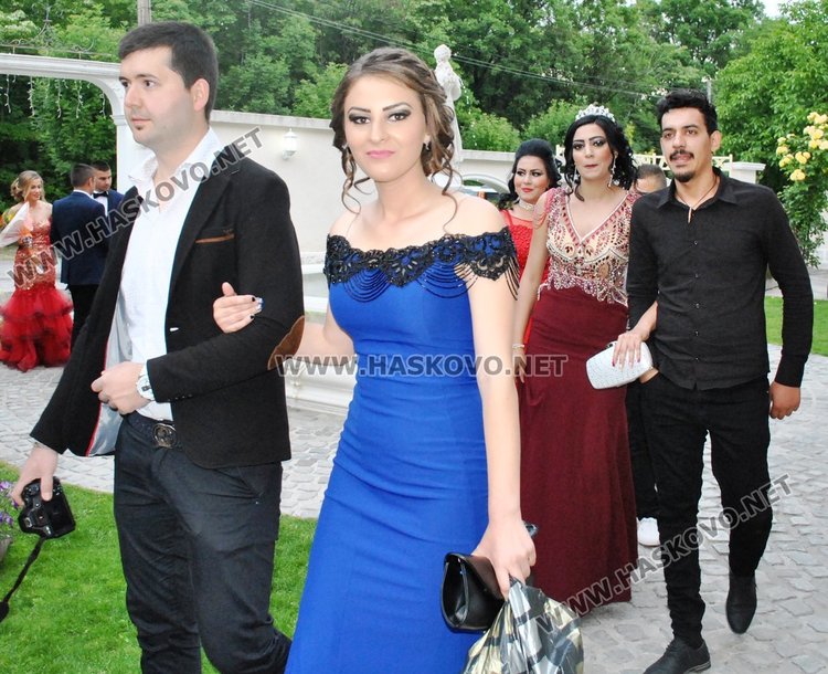 Абитуриенти от „Райна Княгиня” показаха красота и блясък на бала