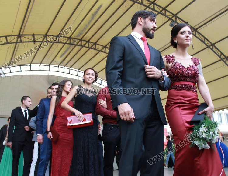 52 -ма зрелостници от СУ "Любен Каравелов" преминаха по червения килим