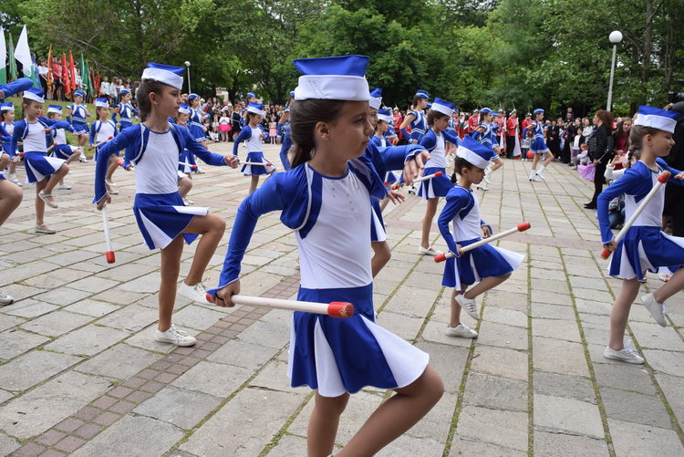  Трима отлични ученици получиха голямата награда на кмета на Кърджали,стотици ги аплодираха