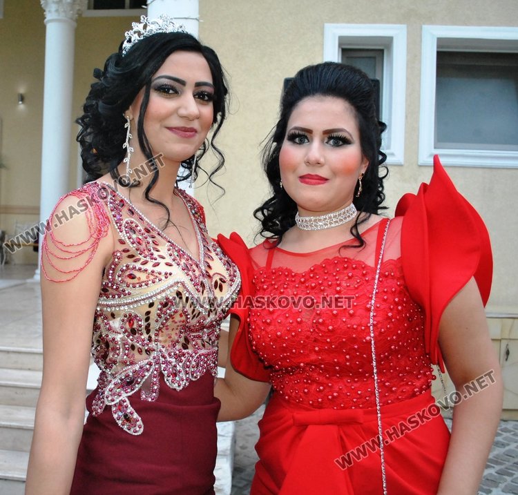 Абитуриенти от „Райна Княгиня” показаха красота и блясък на бала