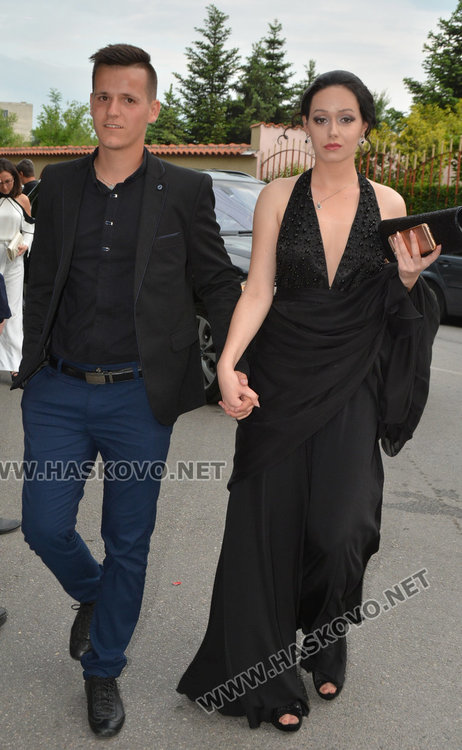 Класика в кралско синьо демонстрираха абитуриентите на Езиковата