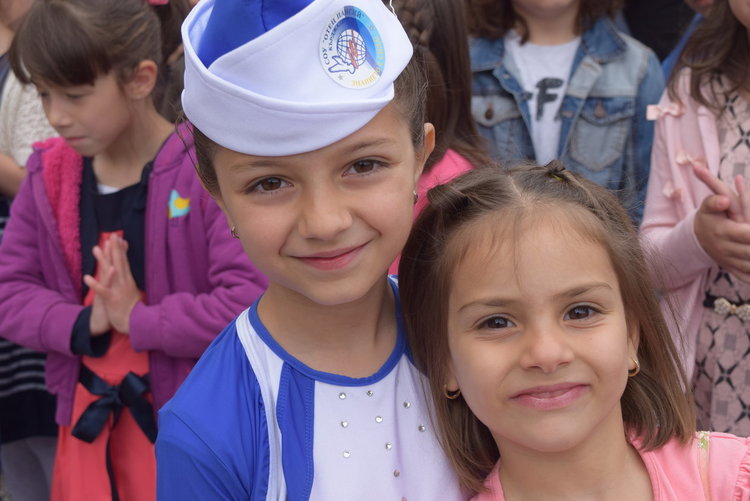 Мажоретките ни с костюми от Ротари откриха празника на славянската писменост и българската култура