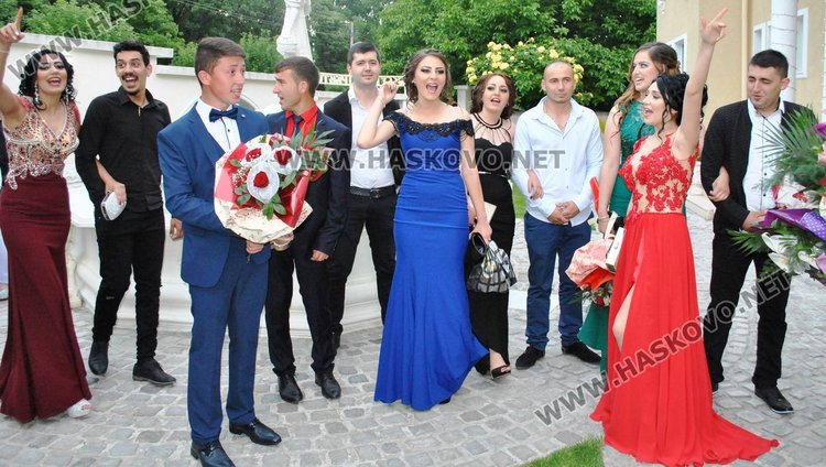 Абитуриенти от „Райна Княгиня” показаха красота и блясък на бала