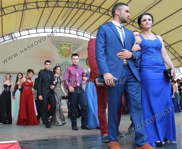 52 -ма зрелостници от СУ "Любен Каравелов" преминаха по червения килим