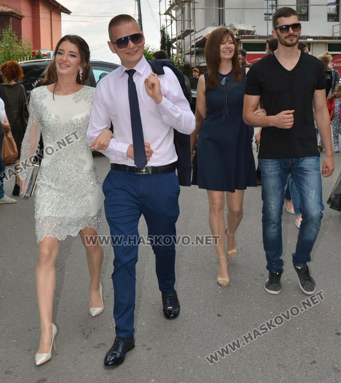 Класика в кралско синьо демонстрираха абитуриентите на Езиковата