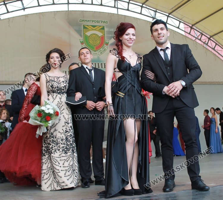 52 -ма зрелостници от СУ "Любен Каравелов" преминаха по червения килим