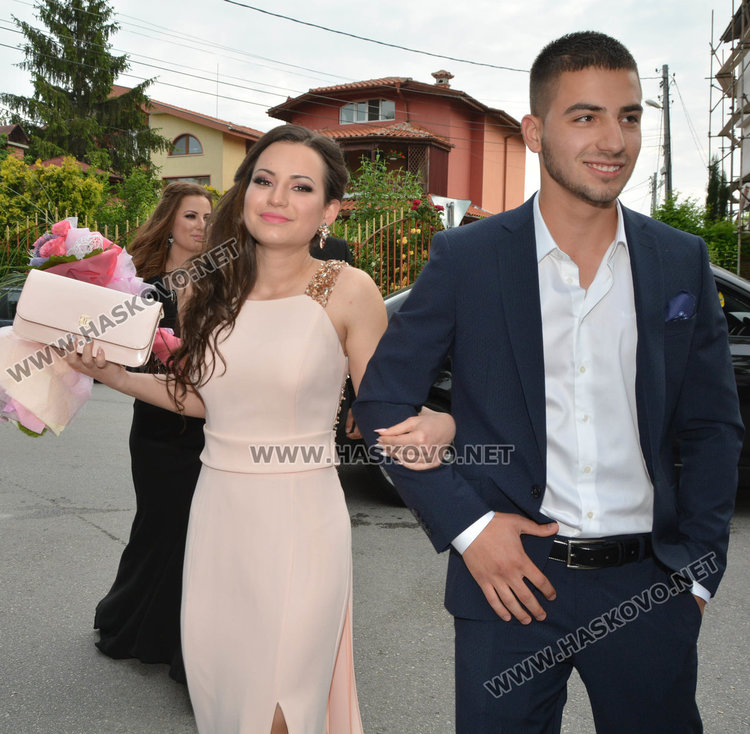 Класика в кралско синьо демонстрираха абитуриентите на Езиковата