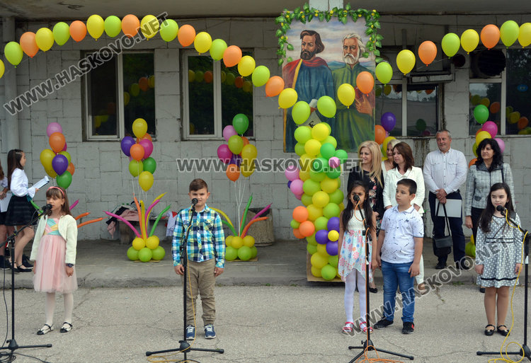 Песни, танци и рецитал за 24 май във „Васил Левски“