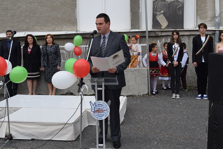 Цял клас   от „Отец Паисий”дари парите за абитуриентски тоалети за благотворителност