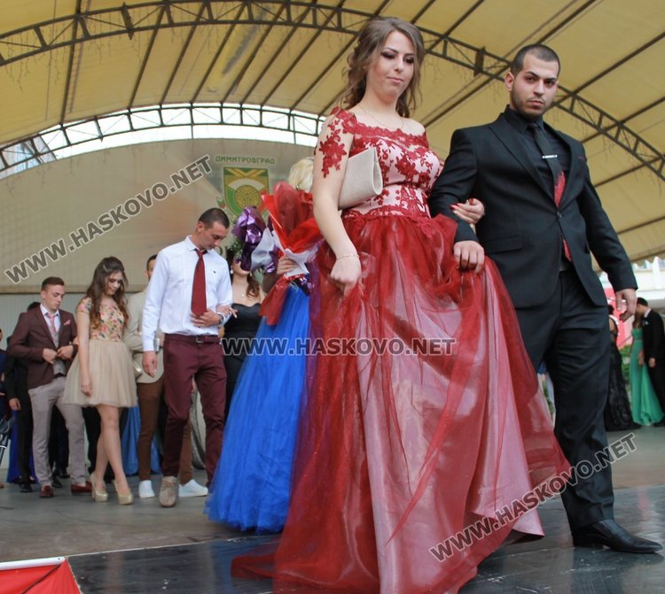 52 -ма зрелостници от СУ "Любен Каравелов" преминаха по червения килим