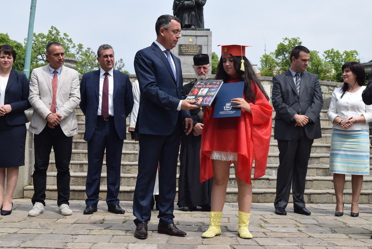  Трима отлични ученици получиха голямата награда на кмета на Кърджали,стотици ги аплодираха