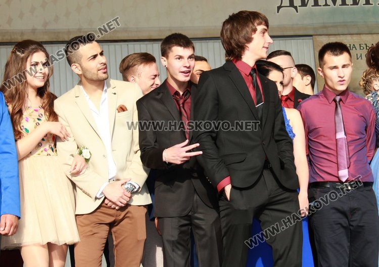 52 -ма зрелостници от СУ "Любен Каравелов" преминаха по червения килим