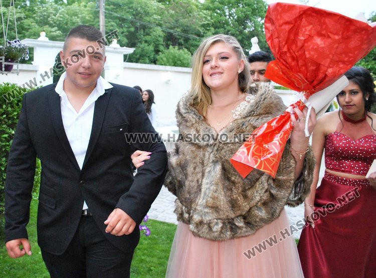 Абитуриенти от „Райна Княгиня” показаха красота и блясък на бала