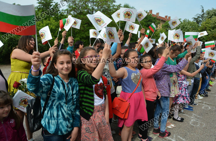 Песни, танци и рецитал за 24 май във „Васил Левски“