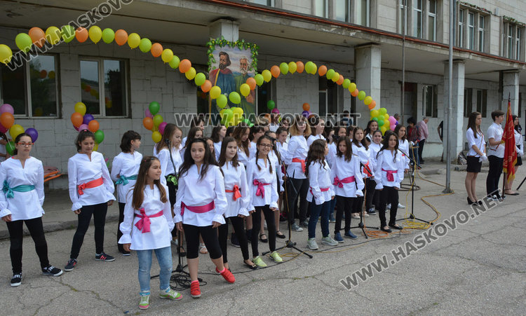 Песни, танци и рецитал за 24 май във „Васил Левски“