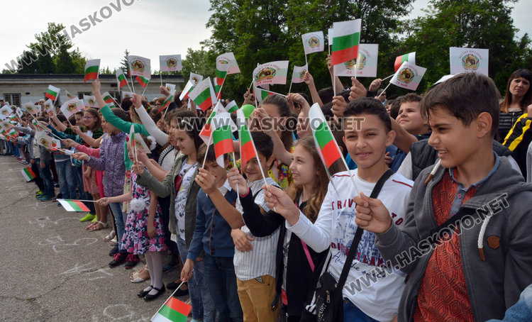 Песни, танци и рецитал за 24 май във „Васил Левски“