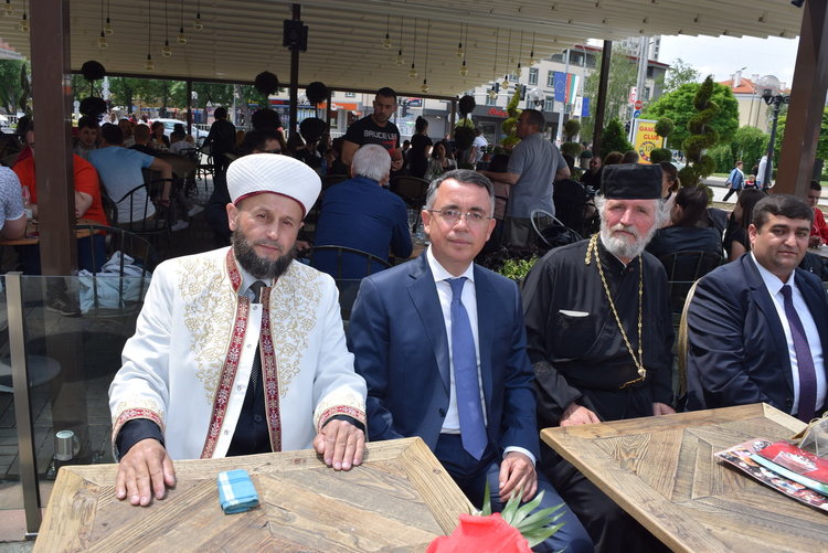  Трима отлични ученици получиха голямата награда на кмета на Кърджали,стотици ги аплодираха