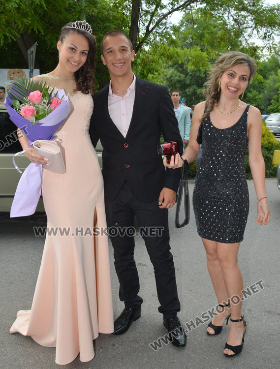 Класика в кралско синьо демонстрираха абитуриентите на Езиковата