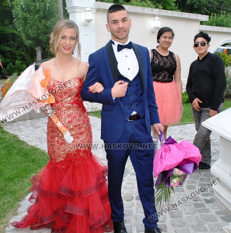 Абитуриенти от „Райна Княгиня” показаха красота и блясък на бала