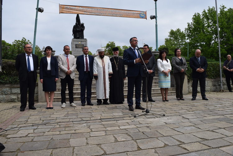  Трима отлични ученици получиха голямата награда на кмета на Кърджали,стотици ги аплодираха