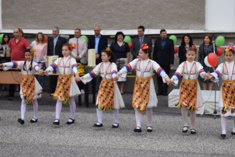 Цял клас   от „Отец Паисий”дари парите за абитуриентски тоалети за благотворителност