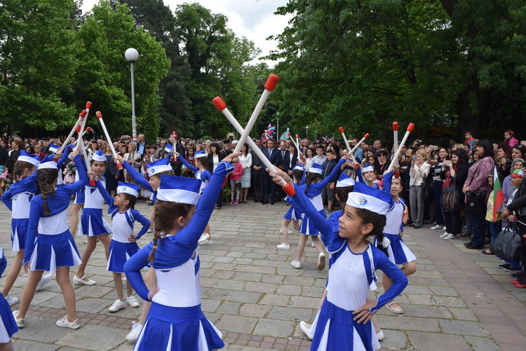 Мажоретките ни с костюми от Ротари откриха празника на славянската писменост и българската култура