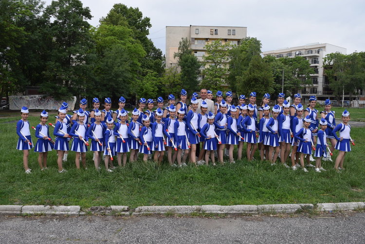 Мажоретките ни с костюми от Ротари откриха празника на славянската писменост и българската култура