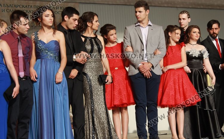 52 -ма зрелостници от СУ "Любен Каравелов" преминаха по червения килим