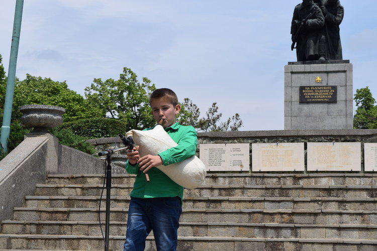  Трима отлични ученици получиха голямата награда на кмета на Кърджали,стотици ги аплодираха