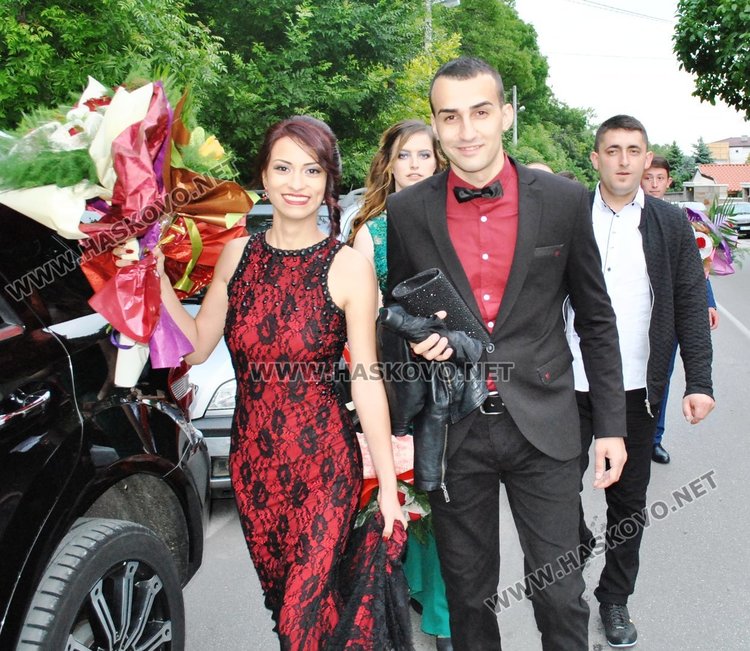 Абитуриенти от „Райна Княгиня” показаха красота и блясък на бала