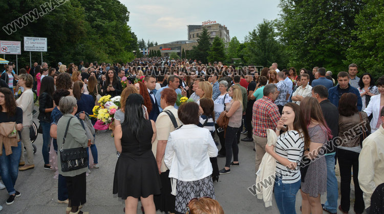 Класика в кралско синьо демонстрираха абитуриентите на Езиковата