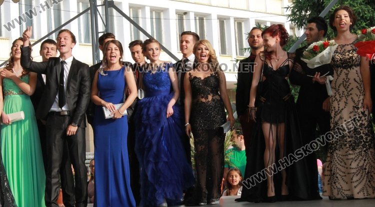 52 -ма зрелостници от СУ "Любен Каравелов" преминаха по червения килим