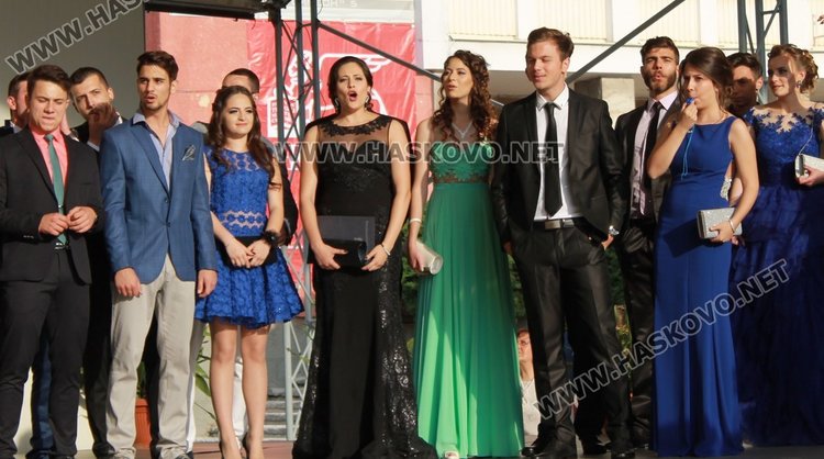 52 -ма зрелостници от СУ "Любен Каравелов" преминаха по червения килим