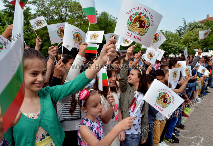 Песни, танци и рецитал за 24 май във „Васил Левски“