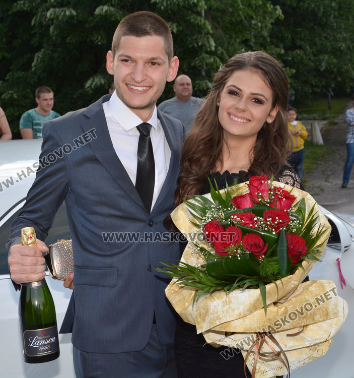 Зрелищно пристигане с Хамър, Порше и лимузина  на бала на Гимназията по туризъм