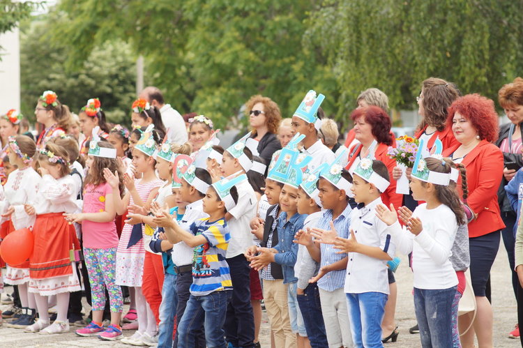 Ревю на гост-училище зарадва дебърци