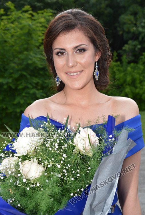 Зрелищно пристигане с Хамър, Порше и лимузина  на бала на Гимназията по туризъм