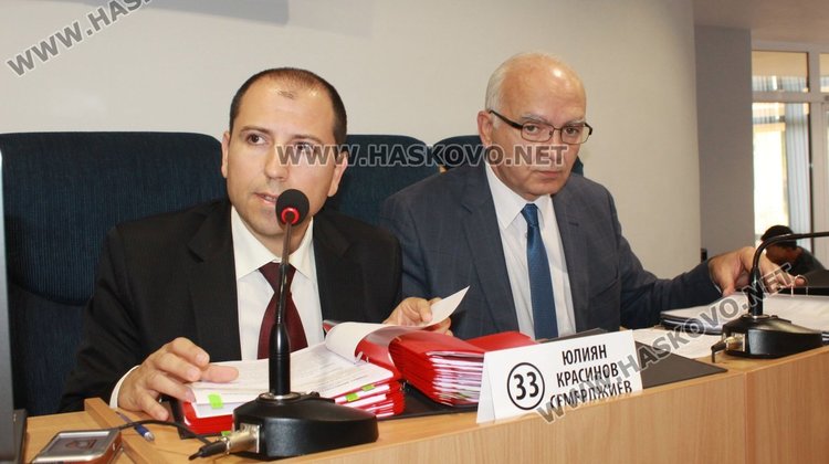 Зам.председателят на ОбС Юлиян Семерджиев води сесията днес