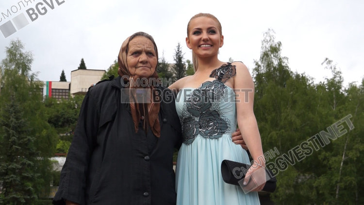 Смолян изпрати своите абитуренти, момичетата масово бяха в модерното сега розово