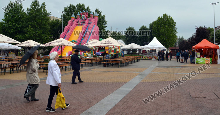 Площад „Свобода“ се превърна в панаирна Мека