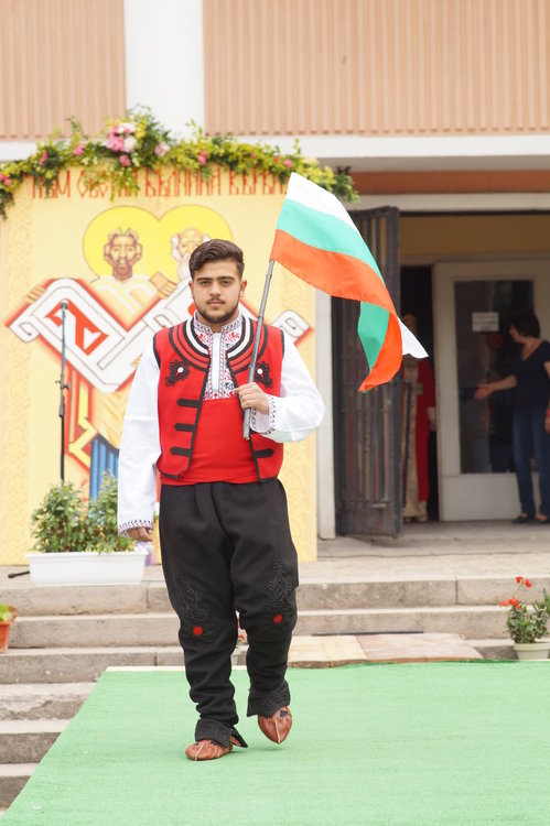 Ревю на гост-училище зарадва дебърци